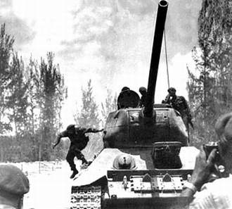 El Comandante en Jefe Fidel Castro Ruz saltando victorioso de un tanque T34 tras derrotar a los invasores. Foto Tirso Martínez. El Comandante en Jefe Fidel Castro Ruz saltando victorioso de un tanque T34 tras derrotar a los invasores. Foto Tirso Martínez.