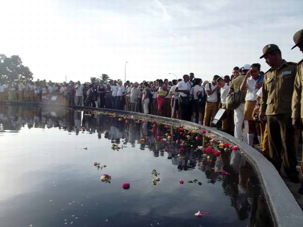 Flores para Camilo Cienfuegos en el Conjunto Monumental en su honor, Camagüey. Foto Miozotis Fabelo