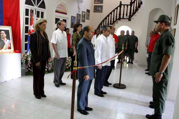 Guardia de honor de la Cancillería Cubana en la Embajada de Venezuela en La Habana Guardia de honor de la Cancillería Cubana en la Embajada de Venezuela en La Habana