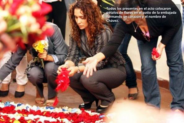 Entre ptalos y canciones de Al Primera, en el patio de la embajada de Venezuela en La Habana, se dibuj una especial ofrenda multicolor al Comandante Hugo Chvez. Foto: Cortesa de la oficina de prensa de la embajada de Venezuela en Cuba. Entre ptalos y canciones de Al Primera, en el patio de la embajada de Venezuela en La Habana, se dibuj una especial ofrenda multicolor al Comandante Hugo Chvez. Foto: Cortesa de la oficina de prensa de la embajada de Venezuela en Cuba.