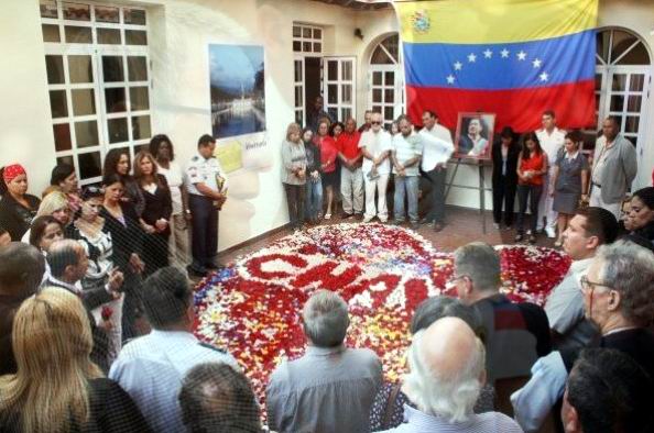 Todos los presentes en el acto colocaron ptalos de flores formando un corazn y el nombre de Chvez. Foto: Cortesa de la oficina de prensa de la embajada de Venezuela en Cuba. Todos los presentes en el acto colocaron ptalos de flores formando un corazn y el nombre de Chvez. Foto: Cortesa de la oficina de prensa de la embajada de Venezuela en Cuba.