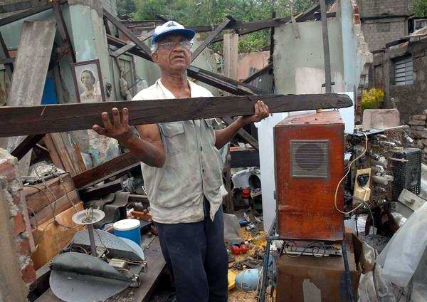 Daños causados por el paso del huracán Sandy, en Santiago de Cuba, el 25 de octubre de 2012. Foto: Miguel Justiz. Daños causados por el paso del huracán Sandy, en Santiago de Cuba, el 25 de octubre de 2012. Foto: Miguel Justiz.