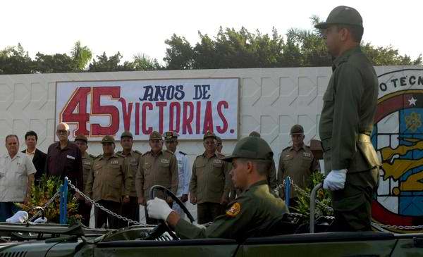 El miembro del Bur� Pol�tico, H�roe de la Rep�blica de Cuba, General de Cuerpo de Ej�rcito, Leopoldo Cintra Fr�as (C. der), Ministro de las Fuerzas Armadas Revolucionarias (FAR), preside el acto pol�tico y ceremonia militar en ocasi�n del aniversario 45 de la fundaci�n del Instituto T�cnico Militar 