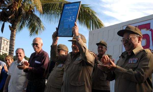 El miembro del Bur� Pol�tico, H�roe de la Rep�blica de Cuba, General de Cuerpo de Ej�rcito, Leopoldo Cintra Fr�as (D), Ministro de las Fuerzas Armadas Revolucionarias (FAR), junto al General de Brigada, Tom�s Vald�s Hern�ndez (C), director del Instituto T�cnico Militar 