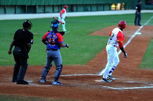 Jefferson Delgado abri� el marcador con un bambinazo solitario ante Noelvis Entenza. Foto: Kateryn Felipe