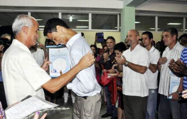 Jorgito recibe Distinición Elegía Camagüeyana en la Universidad. Foto: Otilio Rivero)