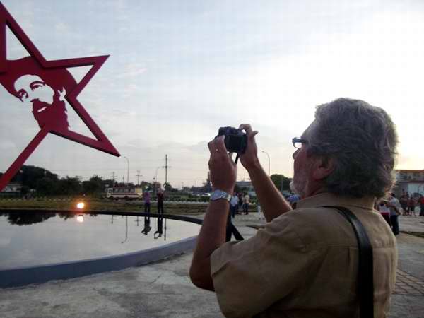 El artista José Villa Soberón en la contemplación de su obra. Foto MIozotis Fabelo