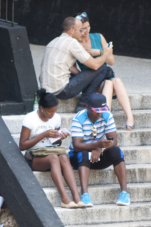 Celular, Tablet, laptop, cualquier dispositivo sirve de escenario al mundo virtual para los internautas cubanos. Foto: Faustino Delgado Alvarez. 