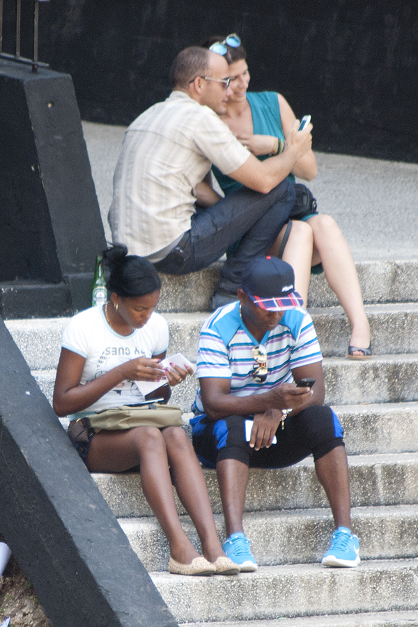 Celular, Tablet, laptop, cualquier dispositivo sirve de escenario al mundo virtual para los internautas cubanos. Foto: Faustino Delgado Alvarez. Celular, Tablet, laptop, cualquier dispositivo sirve de escenario al mundo virtual para los internautas cubanos. Foto: Faustino Delgado Alvarez.