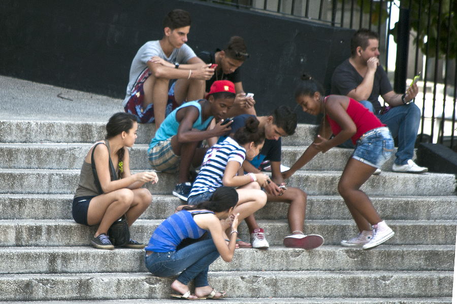 El verano en wifi para los cubanos. Foto: Faustino Delgado Alvarez. El verano en wifi para los cubanos. Foto: Faustino Delgado Alvarez.