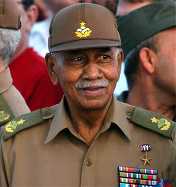 Santiagueros rinden tributo al Comandante Almeida. Foto Cubadebate