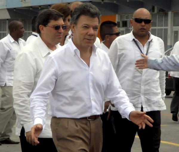 Juan Manuel Calderón, presidente de la República de Colombia, fue recibido por Bruno Rodríguez Parrilla, ministro cubano de Relaciones Exteriores, en el aeropuerto Juan Manuel Calderón, presidente de la República de Colombia, fue recibido por Bruno Rodríguez Parrilla, ministro cubano de Relaciones Exteriores, en el aeropuerto