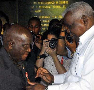 Imponen Orden de la Solidaridad a Kenneth Kaunda