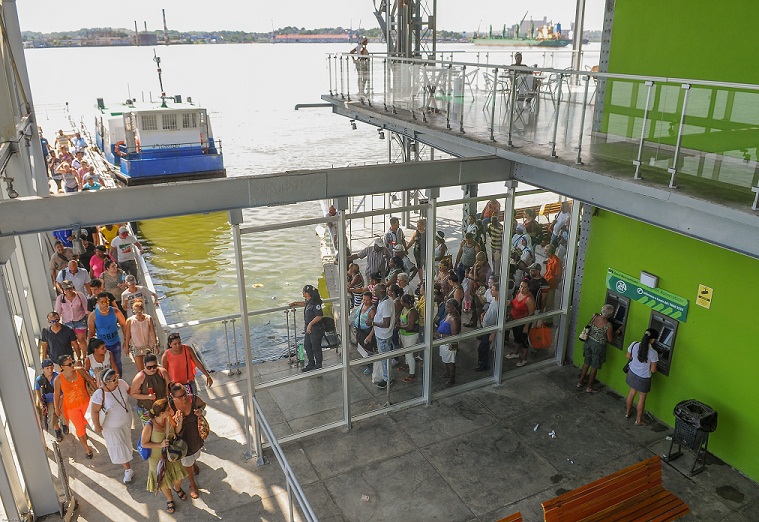 Cruzar la Bah�a de La Habana en solo cinco minutos