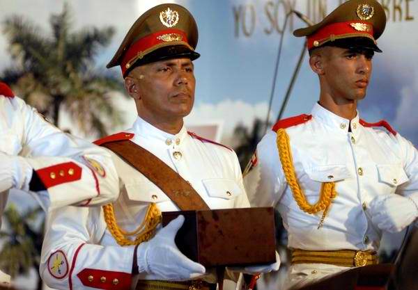 Miembros del batallón de ceremonias, trasladan el osario que guarda las cenizas del Reverendo Lucius Walker. Memorial José Martí, en La Habana, Cuba, el 30 de julio de 2011. Foto: Omara García Mederos/AIN Miembros del batallón de ceremonias, trasladan el osario que guarda las cenizas del Reverendo Lucius Walker. Memorial José Martí, en La Habana, Cuba, el 30 de julio de 2011. Foto: Omara García Mederos/AIN