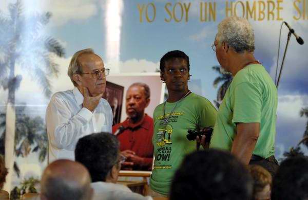 Ricardo Alarcón de Quesada, Presidente de la Asamblea Nacional del Poder Popular junto a la hija de Lucius Walker, Gail Walker. Memorial José Martí, en La Habana, Cuba, el 30 de julio de 2011. Foto: Omara García Mederos/AIN Ricardo Alarcón de Quesada, Presidente de la Asamblea Nacional del Poder Popular junto a la hija de Lucius Walker, Gail Walker. Memorial José Martí, en La Habana, Cuba, el 30 de julio de 2011. Foto: Omara García Mederos/AIN