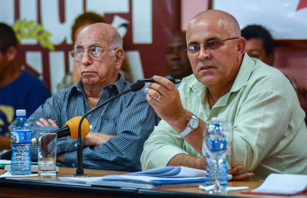 Carlos Rafael Miranda Martínez (D), Coordinador Nacional de los Comités de Defensa de la Revolución (CDR), y José Ramón Machado Ventura (I), segundo Secretario del Comité Central del Partido Comunista de Cuba (PCC), y vicepresidente de los Consejos de Estado y de Ministros