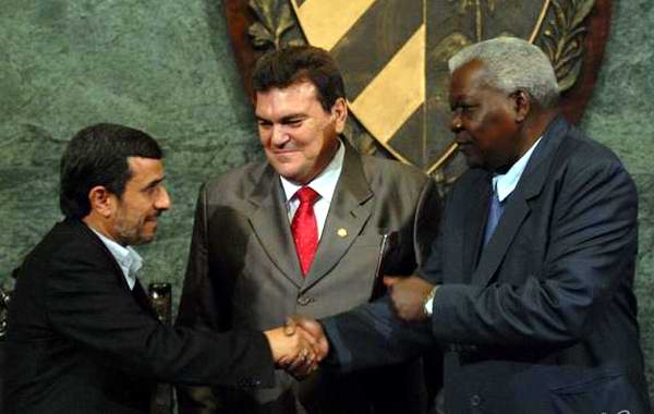 De izquierda a derecha, Mahmoud Ahmadinejad, presidente de la Rep�blica Isl�mica de Ir�n, Gustavo Cobreiro Su�rez, rector de la Universidad de La Habana y Esteban Lazo Hern�ndez, vicepresidente del Consejo de Estado de la Republica de Cuba, durante el acto de entrega del T�tulo de Doctor Honoris Causa en Ciencias Pol�ticas al mandatario iran�, en el Aula Magna, en La Habana, Cuba, el 11 de enero de 2012. Foto: Omara Garc�a Mederos.