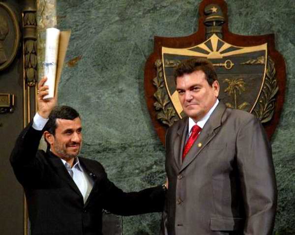 Mahmoud Ahmadinejad, presidente de la Rep�blica Isl�mica de Ir�n, junto a Gustavo Cobreiro Su�rez, rector de la Universidad de La Habana, durante el acto de entrega del T�tulo de Doctor Honoris Causa en Ciencias Pol�ticas al mandatario iran�, en el Aula Magna, en La Habana, Cuba, el 11 de enero de 2012. Foto: Omara Garc�a Mederos.