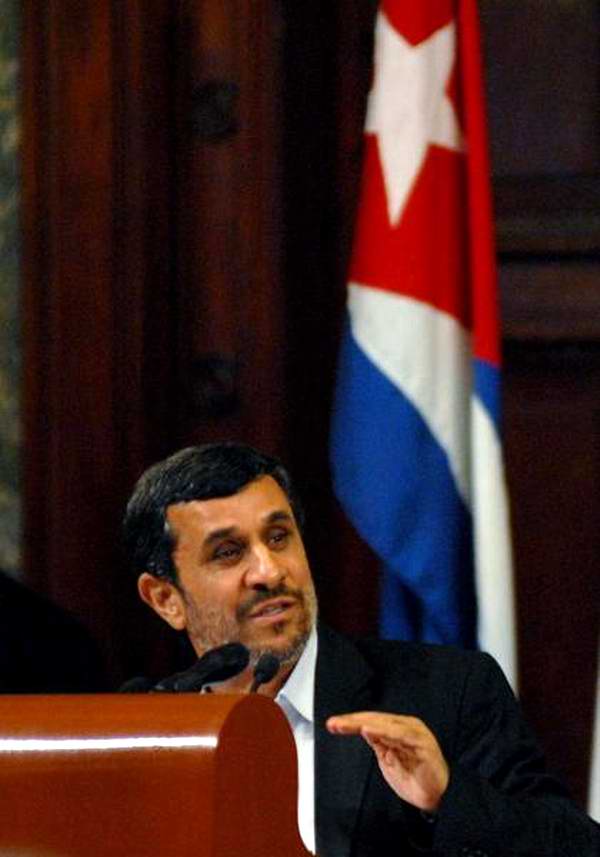 Mahmoud Ahmadinejad, presidente de la Rep�blica Isl�mica de Ir�n, ofrece una conferencia Magistral, luego de serle conferido el T�tulo de Doctor Honoris Causa en Ciencias Pol�ticas de la Universidad de La Habana, en acto efectuado en el Aula Magna de dicha instituci�n, en La Habana, Cuba, el 11 de enero de 2012. Foto: Omara Garc�a Mederos.