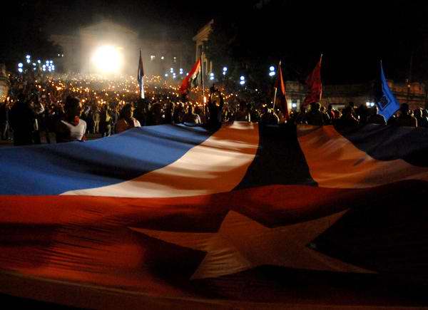 Cientos de antorchas empuñarán los jóvenes en homenaje a Martí. Foto: Abel Rojas