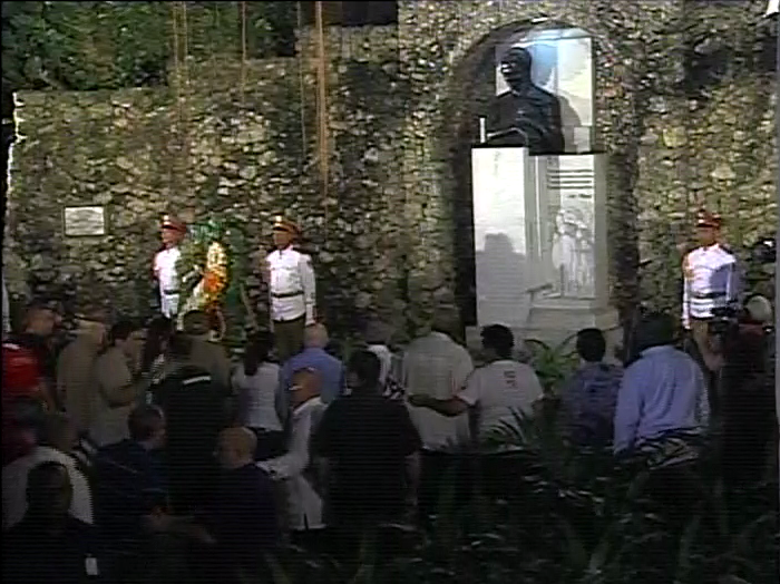 Miles de antorchas en tributo a Martí y a Fidel