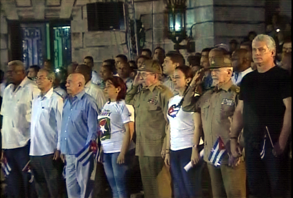 Miles de antorchas en tributo a Martí y a Fidel