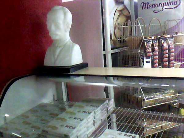 Martí ¿en un mostrador de Galerías Paseo?