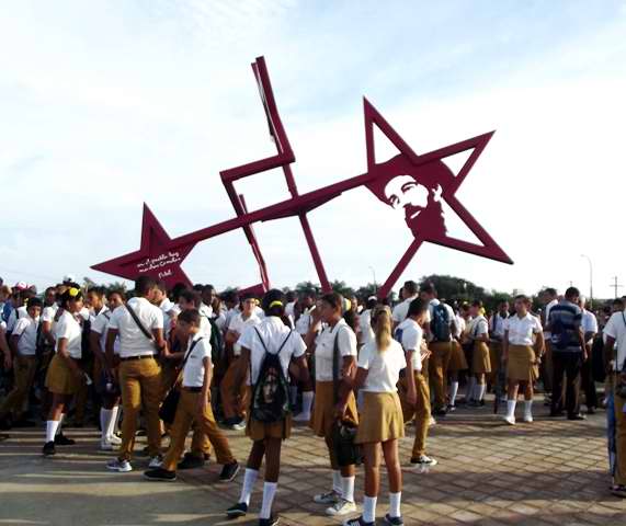 El pueblo de Camagüey rinde tributo a Camilo Cienfuegos. Foto Miozotis Fabelo