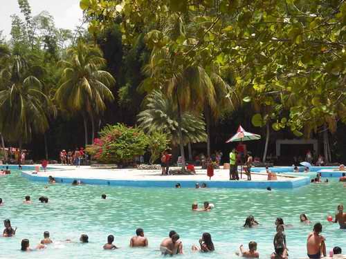 Piscina del Valle de Mayabe, en Holguín Piscina del Valle de Mayabe, en Holguín