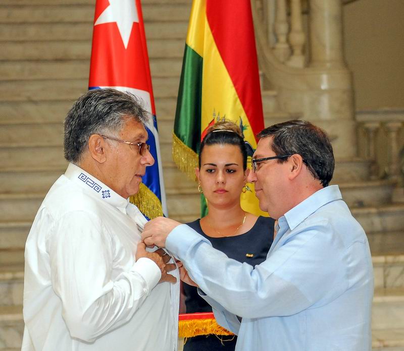 Recibe Embajador Boliviano medalla de la Amistad (+ Audio)