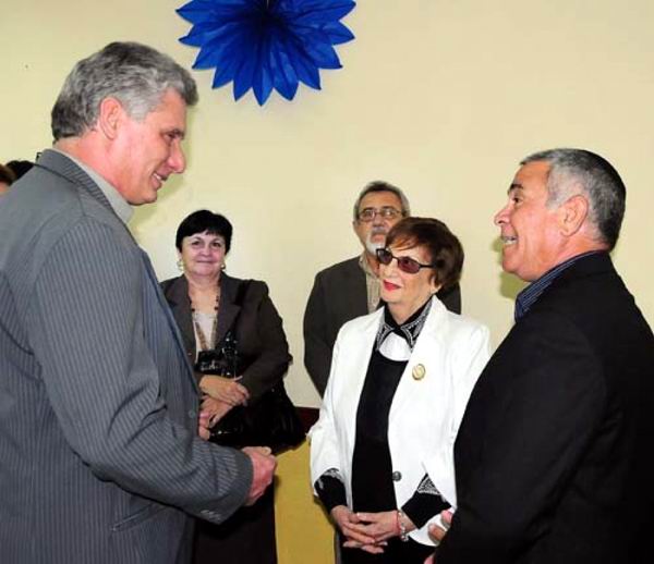 Miguel Diaz-Canel, Primer Vicepresidente de los Consejos de Estado y de Ministros, asiste a Fiesta Januca de la Comunidad Judía. Junto al líder cubano, Adela Dworin, presidenta de la Comunidad Hebrea de Cuba. Foto Jorge Luis González.