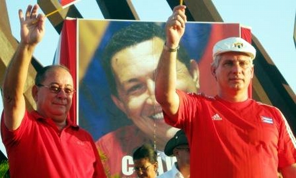 Miguel D�az Canel junto a Lazaro Exposito saludan desde la Plaza de la Revoluci�n Antonio Maceo a los m�s de 300 000 santiagueros que desfilaron este Primero de Mayo. Foto: Carlos Sanabia.