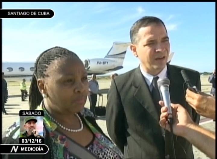 Ministra de Defensa de Sudáfrica, Nosiviwe Mapisa-Nqakula a su llegada al aeropuerto Antonio Maceo de Santiago de Cuba
