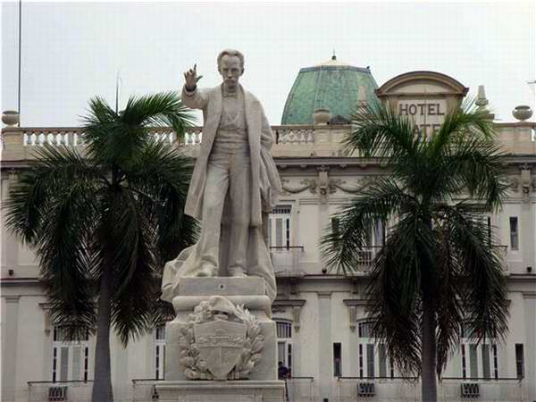 La primera estatua en Cuba a José Martí está en el Parque Central