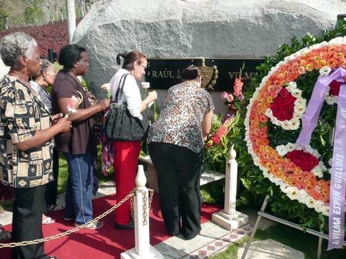 Rinden homenaje a Vilma Esp�n en Santiago de Cuba