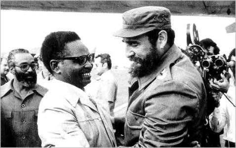 “La sangre de cubanos y angolanos se unió para abonar la libertad”, diría Fidel en el aniversario 30 de la gesta, una libertad disfrutada por el pueblo de tan apartado lugar de la geografía africana. “La sangre de cubanos y angolanos se unió para abonar la libertad”, diría Fidel en el aniversario 30 de la gesta, una libertad disfrutada por el pueblo de tan apartado lugar de la geografía africana.