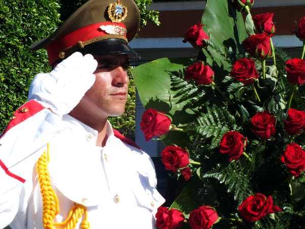 Fidel y Raúl dedican ofrenda a caídos el 13 de marzo de 1957