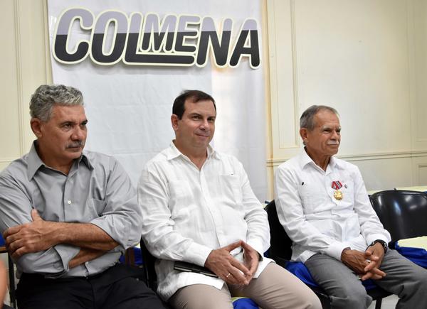 Oscar López Rivera (D), luchador independentista de Puerto Rico, el Héroe de la República de Cuba Fernando González Llort (C), presidente del Instituto Cubano de Amistad con los Pueblos (ICAP), Edwin González (I). Foto:Karoly Emerson