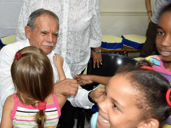  Realiza Oscar López Rivera encuentro con los niños de La Colmenita. Fotos: Karoly Emerson 