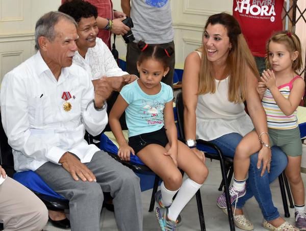  Realiza Oscar López Rivera encuentro con los niños de La Colmenita. Fotos: Karoly Emerson 