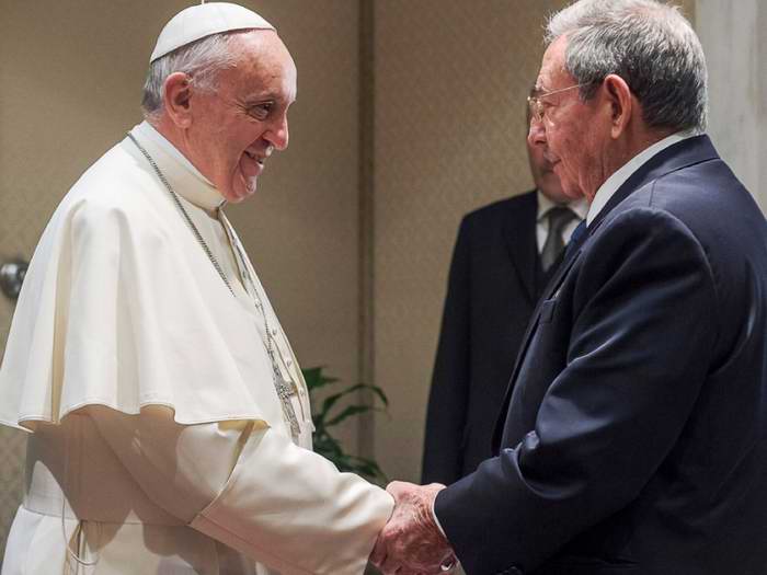 Discurso íntegro del General de Ejército Raúl Castro Ruz, Presidente de los Consejos de Estado y de Ministros de Cuba, durante la ceremonia de bienvenida al Papa Francisco a Cuba. Foto CubaMinrex Discurso íntegro del General de Ejército Raúl Castro Ruz, Presidente de los Consejos de Estado y de Ministros de Cuba, durante la ceremonia de bienvenida al Papa Francisco a Cuba. Foto CubaMinrex