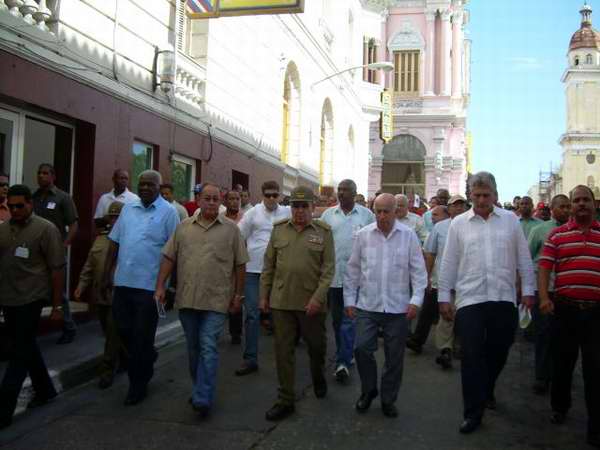 Peregrinación del pueblo santiaguero encabezado por el presidente cubano Raúl Castro y el primer vicepresidente, Machado Ventura Peregrinación del pueblo santiaguero encabezado por el presidente cubano Raúl Castro y el primer vicepresidente, Machado Ventura