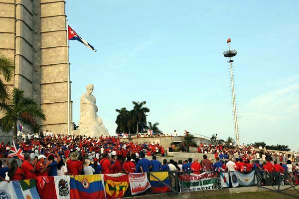 Primero de Mayo, D�a Internacional de los Trabajadores, en la Plaza de la Revoluci�n Jos� Mart�, en La Habana Cuba, el 1ro. de mayo de 2014. AIN FOTO/Omara GARC�A MEDEROS