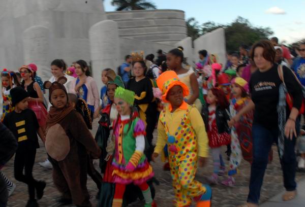 La m�s joven generaci�n rindi� tributo a Jos� Mart�. Foto: Carlos Serpa