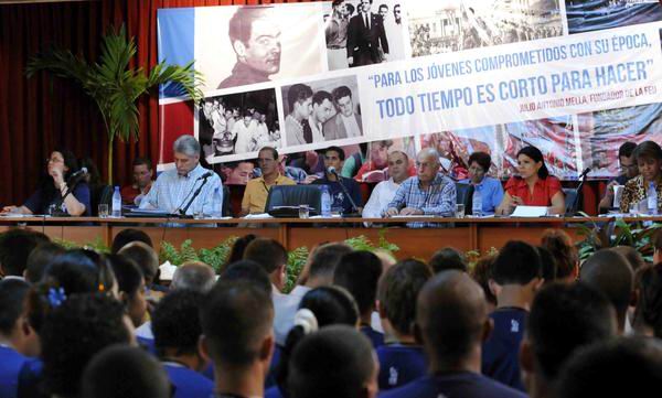 Raul Congratulates Cuban University Students for their Congress
