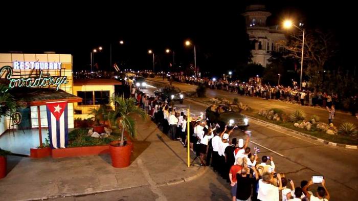 Impresionante abrazo de Cienfuegos a Fidel. Foto: Edwin Hernández y Emilio Cachón