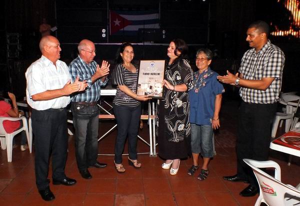 La Directora General de la emblem�tica estaci�n, Mabel Manso Delgado, y la Secretaria del Bur� Sindical de la emisora, Silvia Johoy, recibieron en nombre del colectivo el reconocimiento. Foto: Abel Rojas