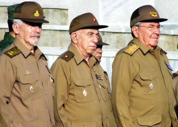 ramirovaldesmenendez-machadoventura-raulcastro-graduacion-militar-foto-abelrojas .JPG (600×428)
