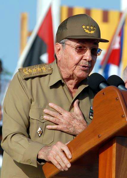 El General de Ejército Raúl Castro Ruz, presidente de los Consejos de Estado y de Ministros de Cuba, interviene durante el acto en tribuna abierta de la Revolución por el aniversario 59 del asalto a los cuarteles Moncada y Carlos Manuel de Céspedes, en la Plaza Mariana Grajales, en la ciudad de Guantánamo, el 26 de julio de 2012. AIN FOTO/Juan Pablo CARRERAS El General de Ejército Raúl Castro Ruz, presidente de los Consejos de Estado y de Ministros de Cuba, interviene durante el acto en tribuna abierta de la Revolución por el aniversario 59 del asalto a los cuarteles Moncada y Carlos Manuel de Céspedes, en la Plaza Mariana Grajales, en la ciudad de Guantánamo, el 26 de julio de 2012. AIN FOTO/Juan Pablo CARRERAS